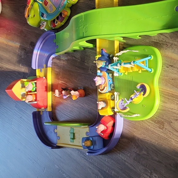 Peppers Pig All Around Town Car Set and Educational Toys - Picture 3 of 11